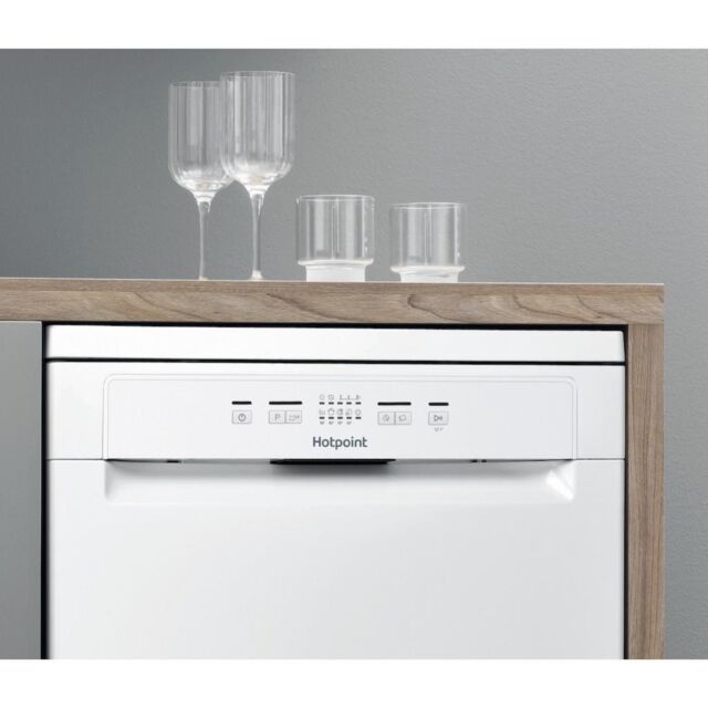 Hotpoint HFC2B26CNUK Freestanding Dishwasher