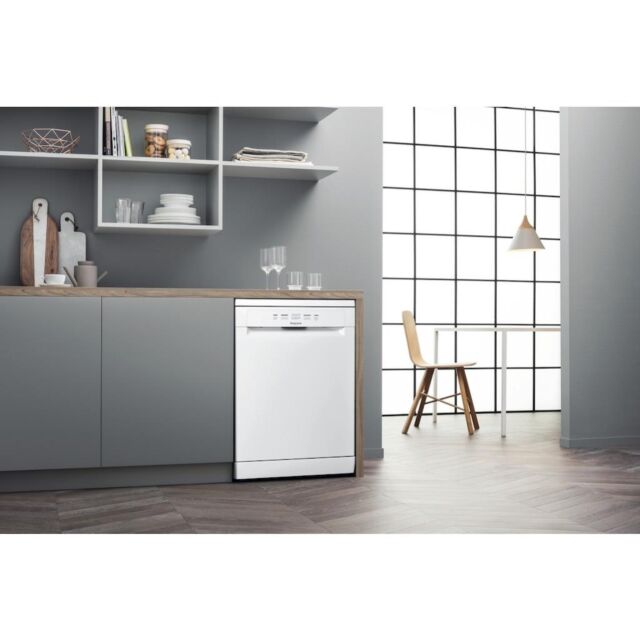 Hotpoint HFC2B26CNUK Freestanding Dishwasher