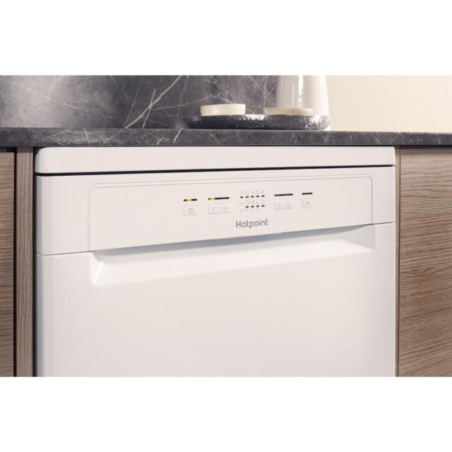 Hotpoint dishwasher: full size, white