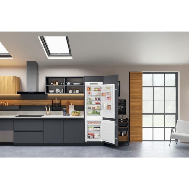 Hotpoint HTC18 T311 UK Integrated Fridge Freezer