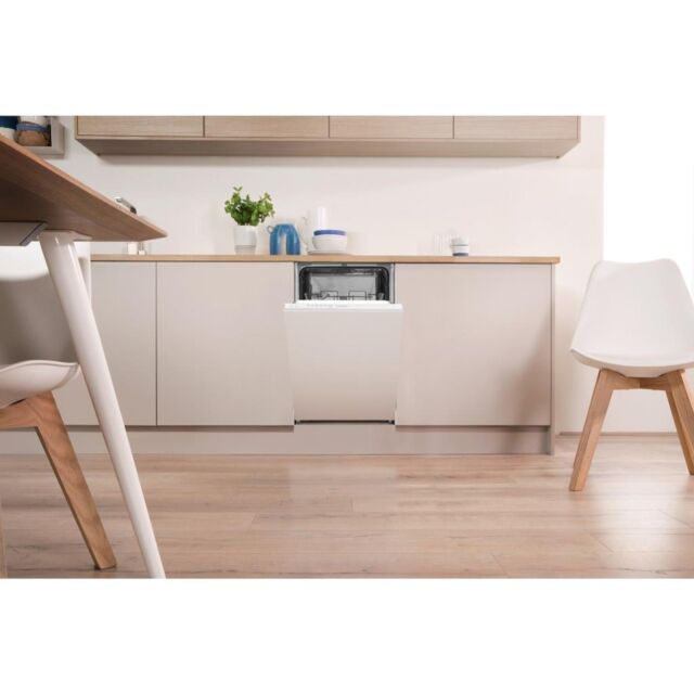 Indesit Integrated dishwasher: slim, white colour