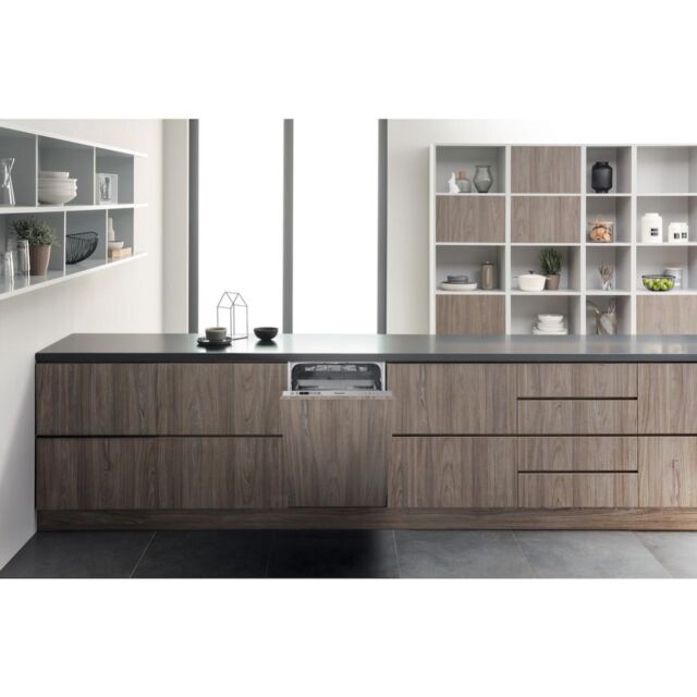 Hotpoint integrated dishwasher: slim, silver