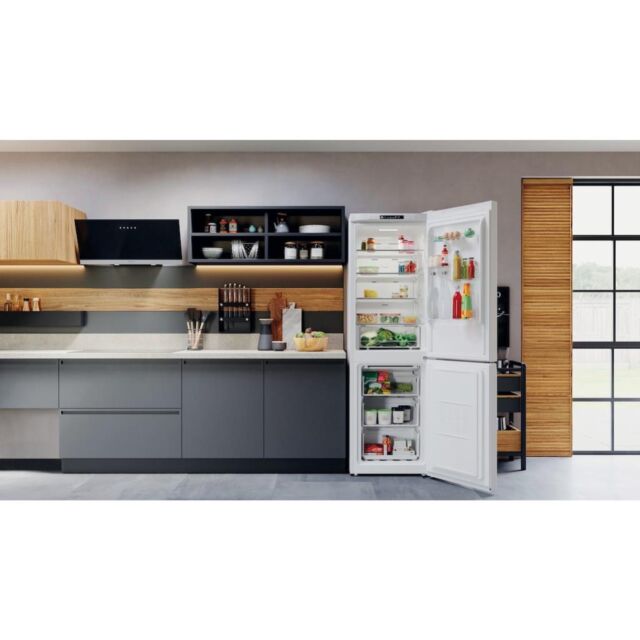 Hotpoint H3X81IW Freestanding Fridge Freezer
