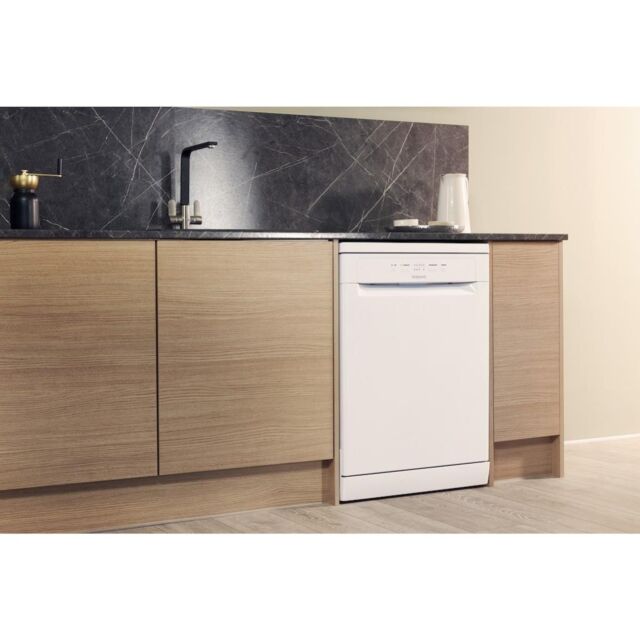 Hotpoint dishwasher: full size, white
