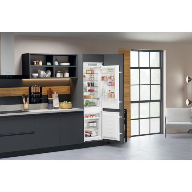 Hotpoint HTC18 T311 UK Integrated Fridge Freezer