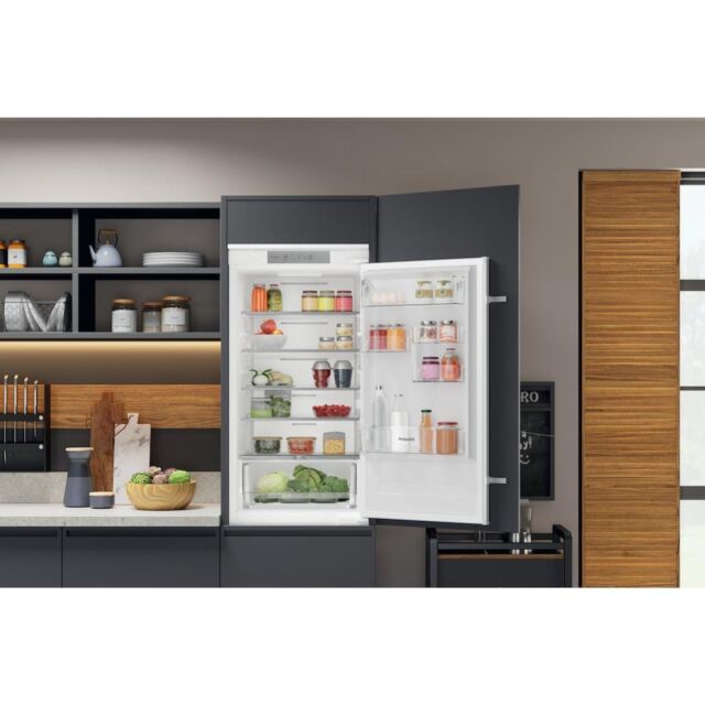 Hotpoint HTC18 T311 UK Integrated Fridge Freezer