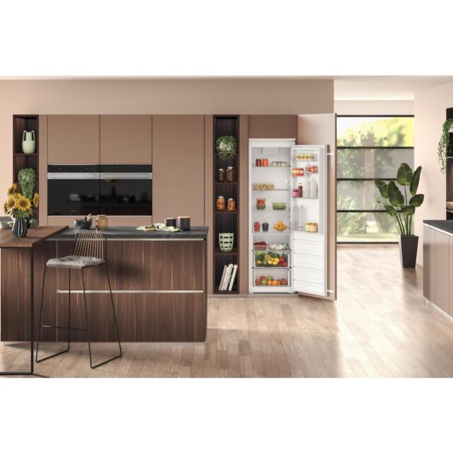 Hotpoint HTSD18A011A1 Integrated Fridge