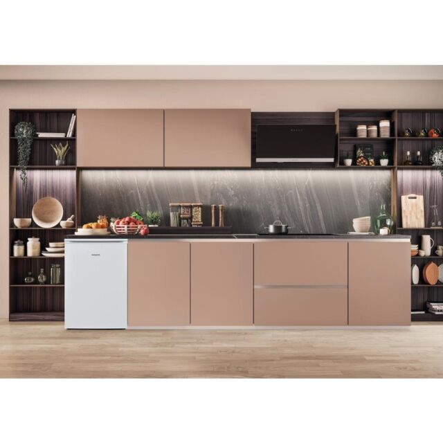 Hotpoint H55RM 1120 W Freestanding Undercounter Fridge