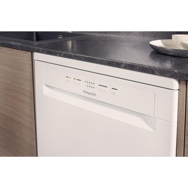 Hotpoint dishwasher: full size, white