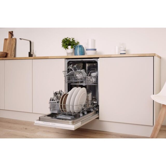 Indesit Integrated dishwasher: slim, white colour
