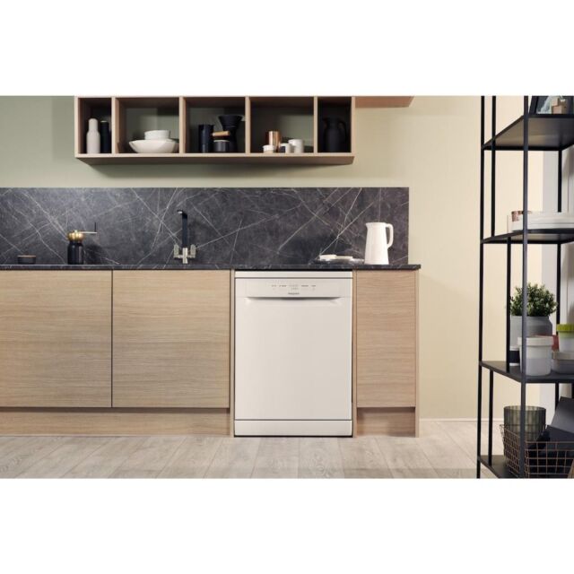 Hotpoint dishwasher: full size, white