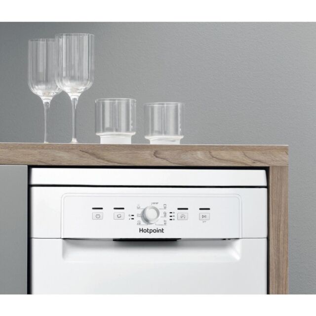 Hotpoint dishwasher: slim, white