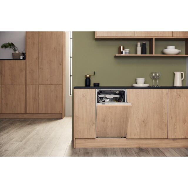 Hotpoint integrated dishwasher: slim, silver