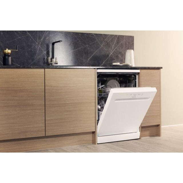 Hotpoint dishwasher: full size, white