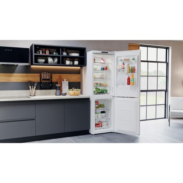Hotpoint H3X81IW Freestanding Fridge Freezer