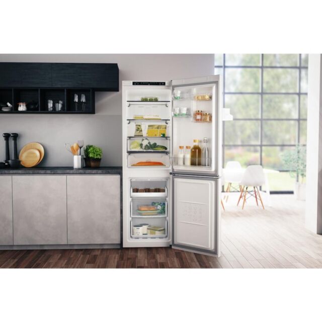 Hotpoint freestanding fridge freezer: frost free