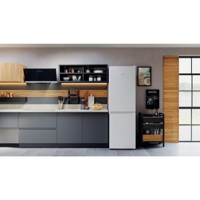 Hotpoint H3X81IW Freestanding Fridge Freezer