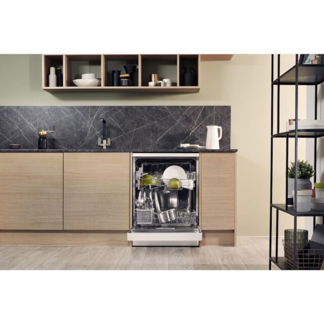 Hotpoint dishwasher: full size, white