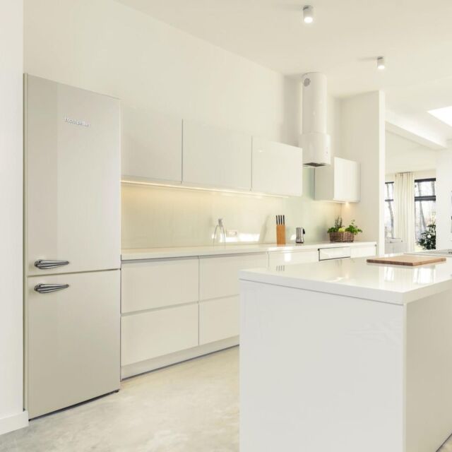 Montpellier MAB386EC Retro No Frost Fridge Freezer In Cream