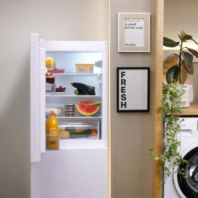 Montpellier MLF136EW Low Frost Fridge Freezer In White
